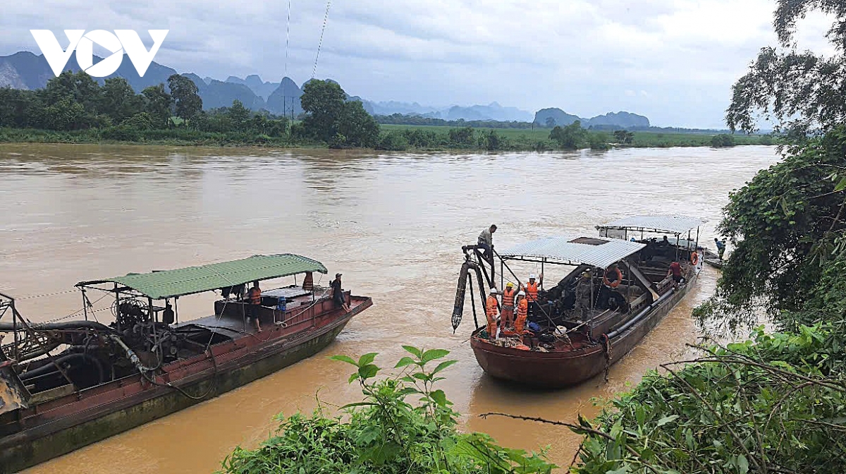 Dùng sà lan khắc phục sự cố đứt dây điện qua sông Lam ở Nghệ An